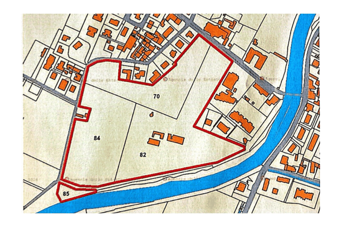 Overview of the estate boundaries (outlined in red), showcasing the scale and layout of the property within its surrounding landscape.