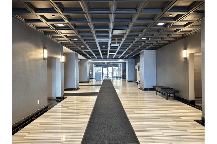 Lobby w/concierge