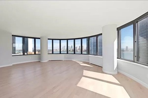 Luxury 3 Bedroom 3 Bathrooms with a balcony in Murray Hill