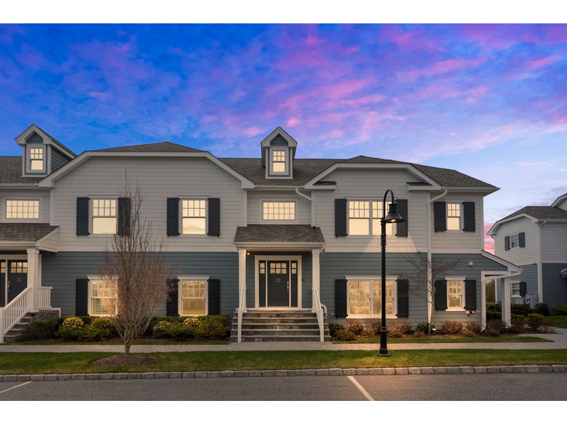 40 Village Green Dr, Southampton, NY, 11968 3 BR for sale, Condo