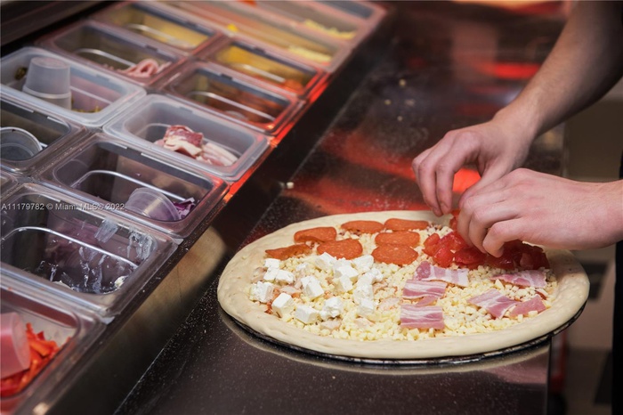 FAST CASUAL Franchise PIZZERIA FOR SALE, located in busy shopping plaza in Kendall.