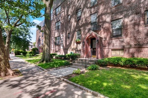 East Elmhurst, Queens: 1 Bedroom For Sale on Tree-Line Street in Garden Bay Condominium