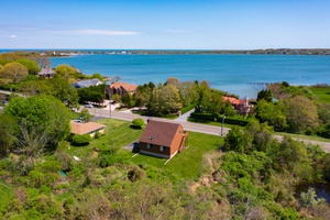3 Bedroom Montauk Beach House with Lake Views!