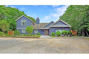 Charming 5 Bedroom Modern House in Hither Hills!