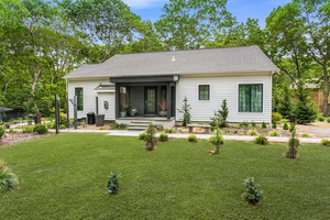 STYLISH EASTH HAMPTON CONTEMMPORAY HOME - GREAT LOCATION