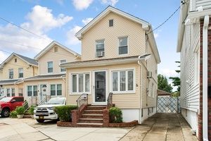 SPACIOUS SINGLE FAMILY HOME IN BEAUTIFUL OZONE PARK ON AN EXTRA DEEP LOT
