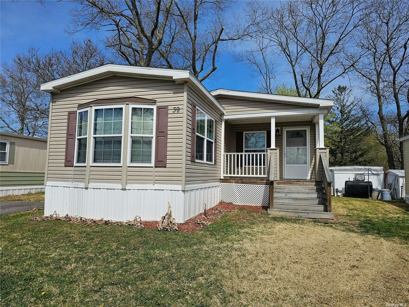 1964 39 River Road, Calverton, NY, 11933 1 BR for rent, Residential