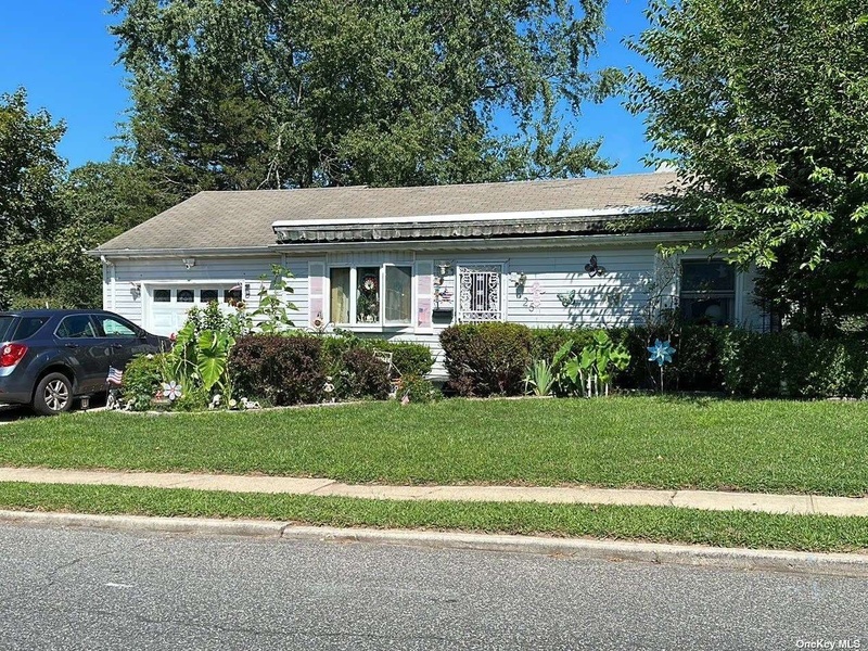 25 Smith Street, Central Islip, NY, 11722 3 BR for sale, Residential