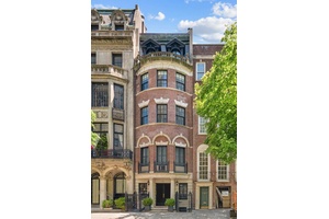 Situated in a stately limestone and brick neo Georgian townhouse, this delightful residence benefits from an ideal location, very attractive original detail, and a meticulous renovation that complements the inherent ...