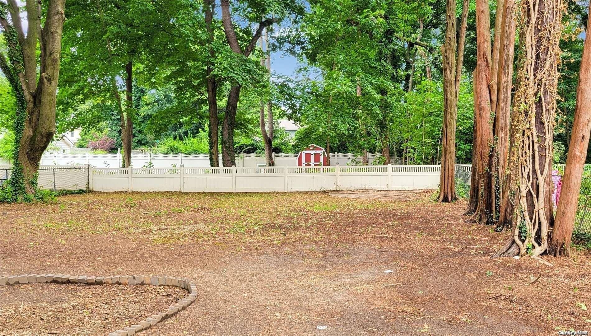 Large Rear Yard, Fenced In