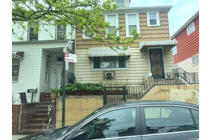 R5 Zoning in the center of Woodside.