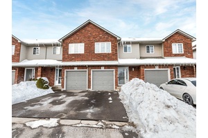 Move In Ready Townhome In Sought After Hamilton Mountain !
