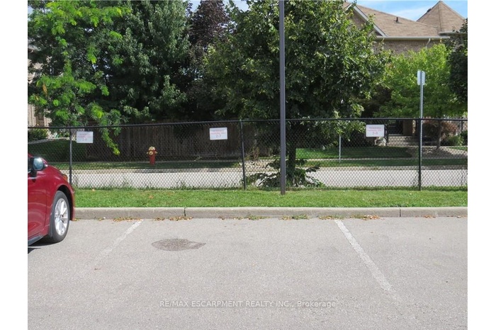 Prime Burlington Location in Desirable Low Rise Tansley Gardens !