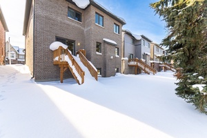 ! ! Absolutely Gorgeous Luxury Detached Home, in your desirable community in Arthur, Built on Premium lot with no sidewalk.