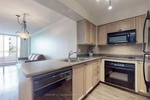 Bright amp ; Spacious 2 Bedroom Condo In Davisville Village !