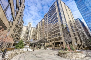Luxury Living in the Heart of Downtown Toronto !