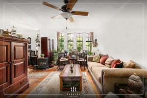 SHOWINGS BY APPOINTMENT ONLY Text Listing Agent Rami Rabayah East and south facing, tree line and garden courtyard views.