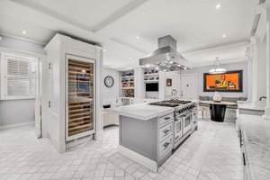 Grand Fifth Avenue Residence Overlooking The Met Perfectly positioned on the iconic Fifth Avenue, directly across from the Metropolitan Museum of Art, this expansive 3, 250 square foot residence at ...