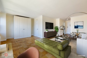 Experience breathtaking sunsets and partial river views from this bright and airy alcove studio, located on the 28th floor of a full service doorman building.