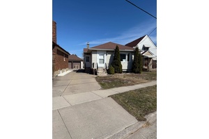 Great Opportunity ! Renovated Bungalow with a Basement Suite This bright and beautifully renovated 3 bedroom bungalow sits on a rare 238 ft deep premium lot, offering incredible space and ...