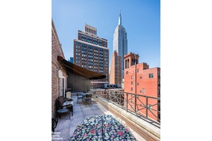 Studios may be a dime a dozen, but large studios with a terrace nearly as spacious as the cozy interior are rare.