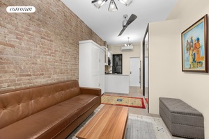 20 East 88th Street 1D is a quiet and efficiently laid out studio apartment in a boutique elevator coop on the doorstep of Central Park !