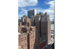 BRAND NEW TO MARKET ! ! Residence 24H is a generously sized alcove studio Jr.