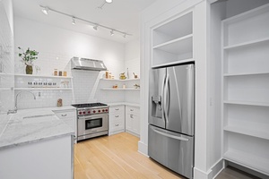 Residence 6F at 529 West 42nd Street is an oversized, meticulously renovated 1 bed 1 bath loft that resides in the heart of Hell''s Kitchen.