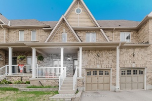 Beautiful 3 Bedroom Freehold Townhome in a Prime Location !