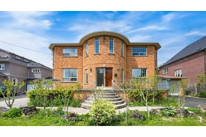 You can'y beat the location of 62 Langstaff Rd W.