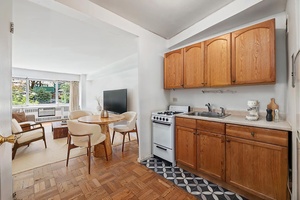 Spacious Turtle Bay Studio with Garden Views !