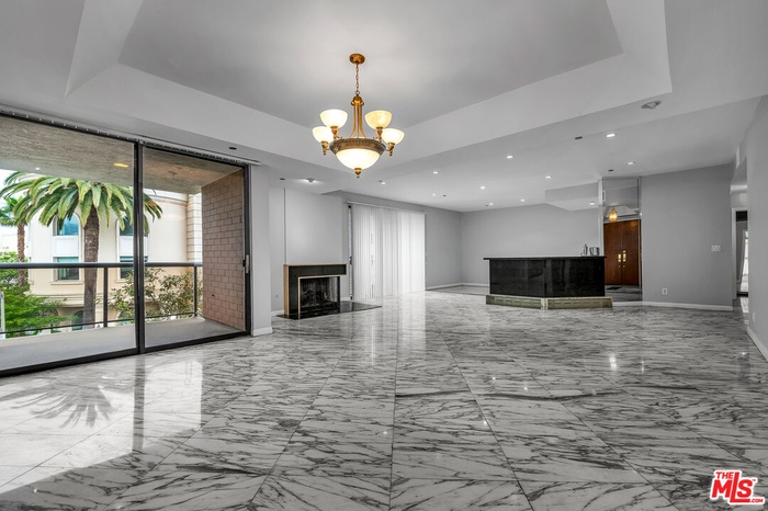 Spectacularly spacious condo