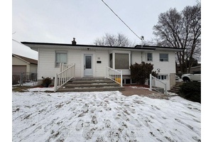 LOCATION ! LOCATION ! ! NEWLY RENOVATED, ALL NEW APPLIANCES, FRESHLY PAINTED, NEW FLOORS, New Updated 1 BEDROOM and A Den with new KITCHEN, New WASHROOM, 1 PARKING.