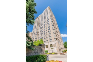 A Must See ! Sunfilled, Move In Ready Corner Unit Built By Top Builder Tridel !