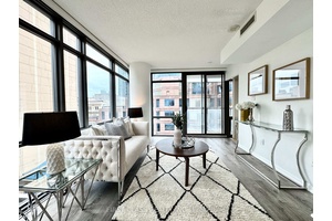 Luxurious 2 1 corner suite in the heart of downtown Toronto !