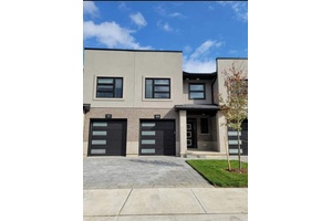 Exquisitely Built End Unit Town In London Ontario Just Minutes To The Highways.
