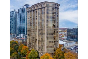 TWO PARKING SPACES Welcome to Esprit Condominiums, a well managed and highly sought after building located in the vibrant heart of Mississauga.