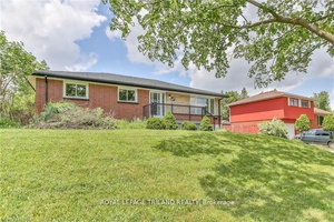 Located in the heart of Glen Cairn, this renovated 2 bedroom, 1 bathroom lower level unit offers a bright, spacious layout.