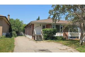 Newly renovated semi detached bungalow with extra long drivewayparks 6 cars !