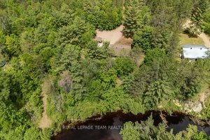 Four Season Two Bedroom Bungalow w 229ftof frontage on the Bonnechere River.
