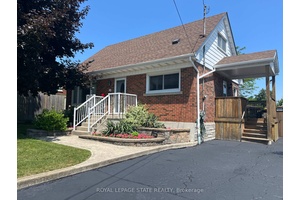Welcome to this inviting and spacious 3 bedroom gem nestled in the sought after Huntington area of Hamilton Mountain just a few blocks away from Mountain Brow Blvd.