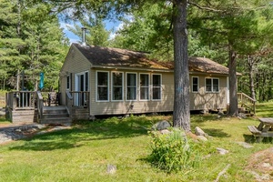 Escape to your Private Waterfront oasis on Lake Nipissing !