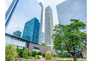 Large 2 Bedroom with 2 Bathroom Unit with With Locker Included In The Luxurious Harbour Plaza Residences !