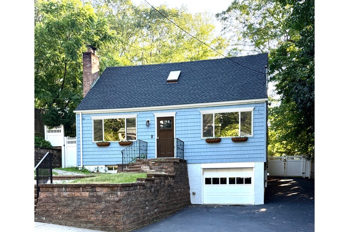 4 Bedroom 3.5 Bath Expanded Cape Minutes to Center of Huntington Village