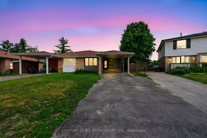 This all brick legal duplex in Barries sought after North East end offers a fantastic opportunity for investors or multi family living on a walk out lot.