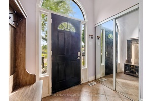 Fantastic Opportunity in Oakville Freehold End Unit Townhouse on Rare Large Lot !