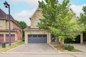 Welcome to this beautiful and quiet end unit in Fountainbleu Estates, a perfect family home backing onto a scenic ravine lot !