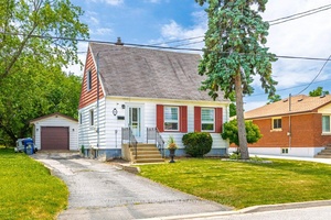 Welcome home ! This home is so cute you won't be resist the urge to move in.