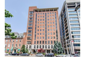 'A Touch of Manhattan in Midtown Toronto' Luxury, privacy, and style define this rare 2 bedroom suite in one of Midtowns premier boutique buildings.