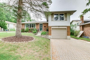 Welcome to this spacious, 1800 SQF finished area and well maintained 3 2 bedroom, 4 level backsplit located in one of London's most desirable neighborhoods !